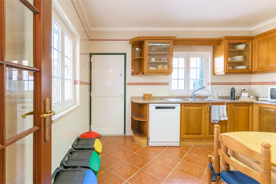 Cozinha da Casa do Canal com porta para o exterior