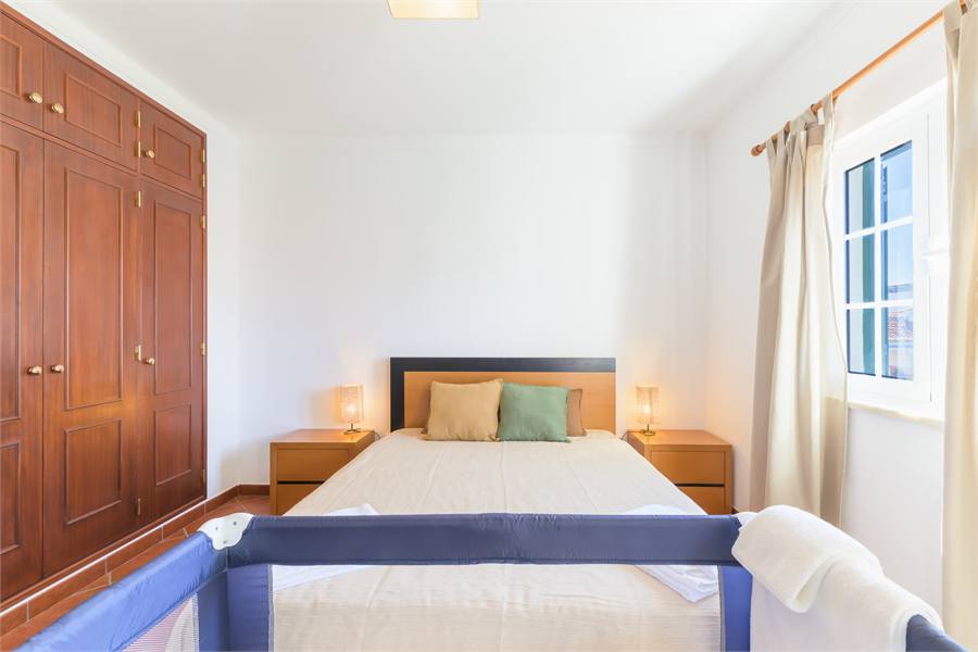 Quarto 1 com cama de casal e berço preparado