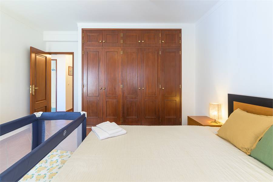 Quarto 1 com roupeiros e cama de casal