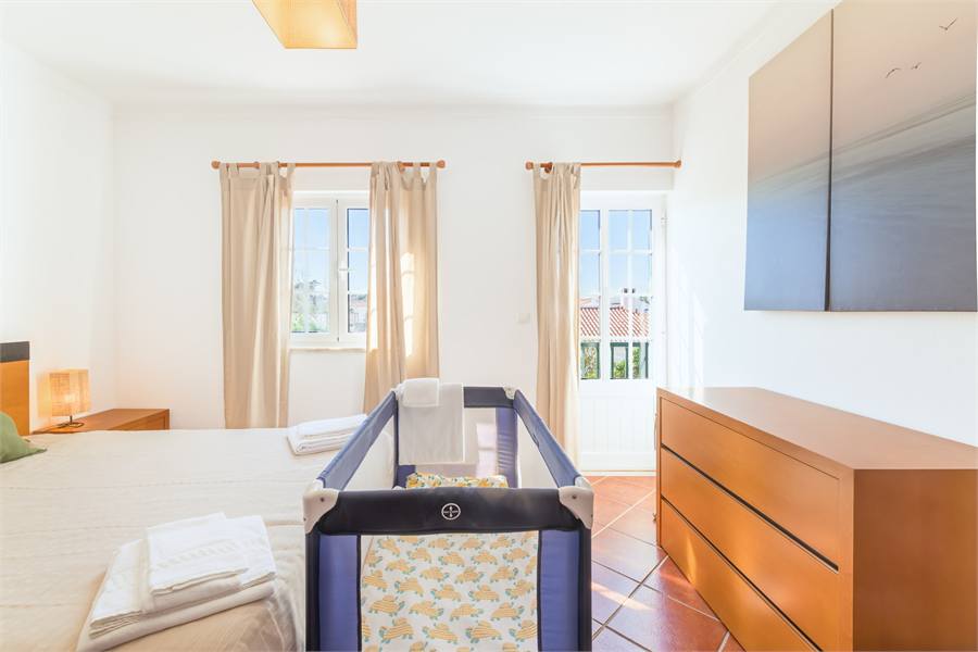 Quarto 1 com janela e cómoda