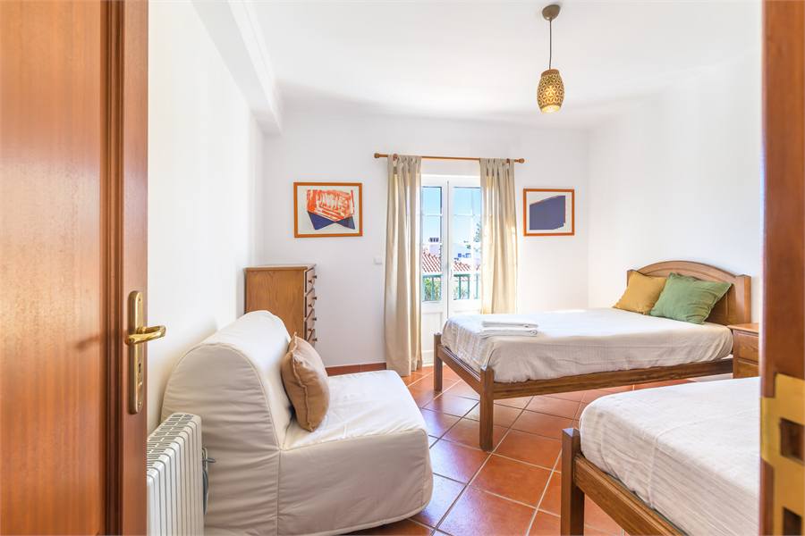 Quarto 2 com cama de casal e cama individual