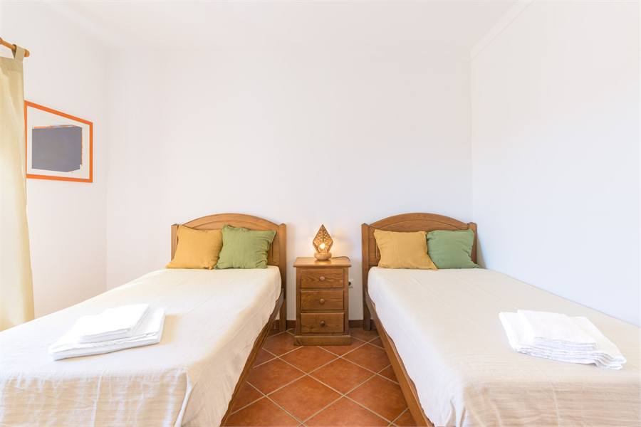 Quarto 2 com duas camas individuais