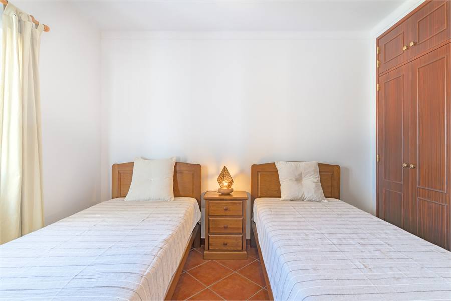 Quarto 3 com duas camas e mesa de cabeceira