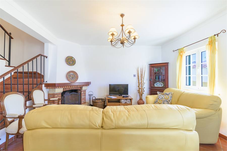 Sala de estar com sofá e lareira