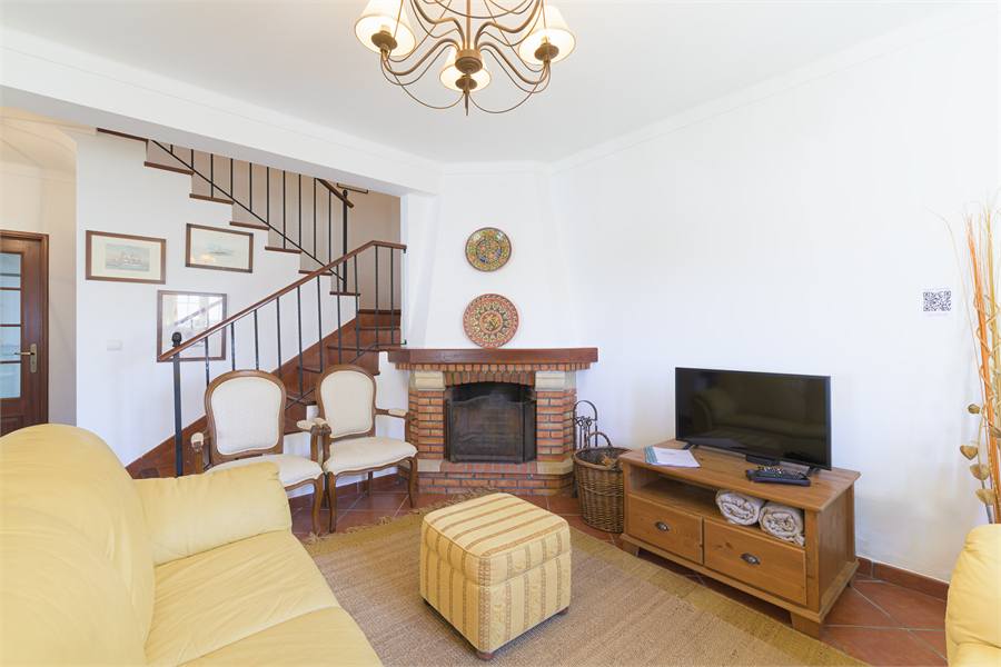 Sala de estar com televisão e lareira