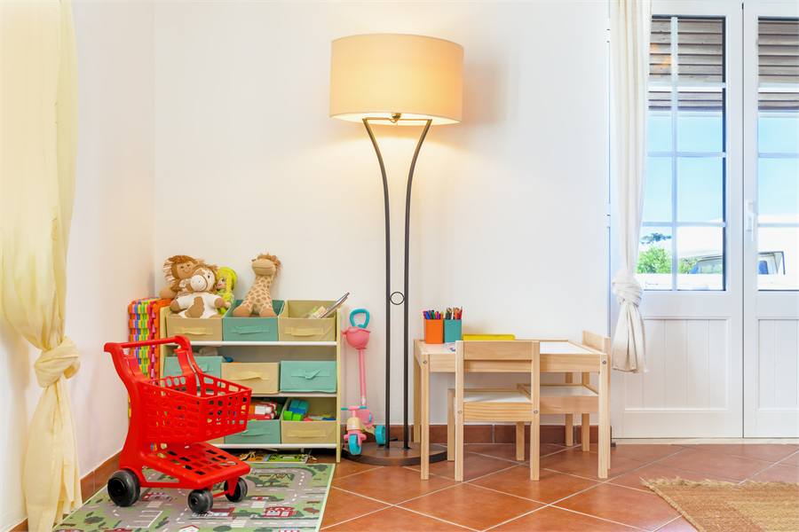 Zona de brinquedos e mesa infantil
